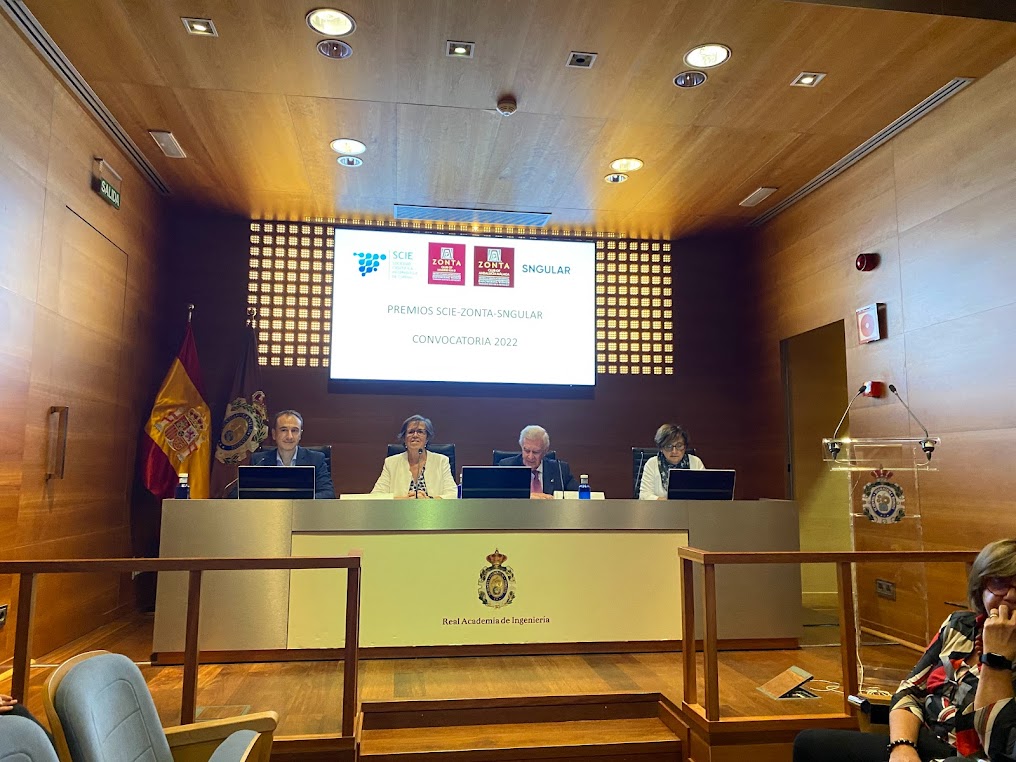 Foto de la mesa de bienvenida al acto.