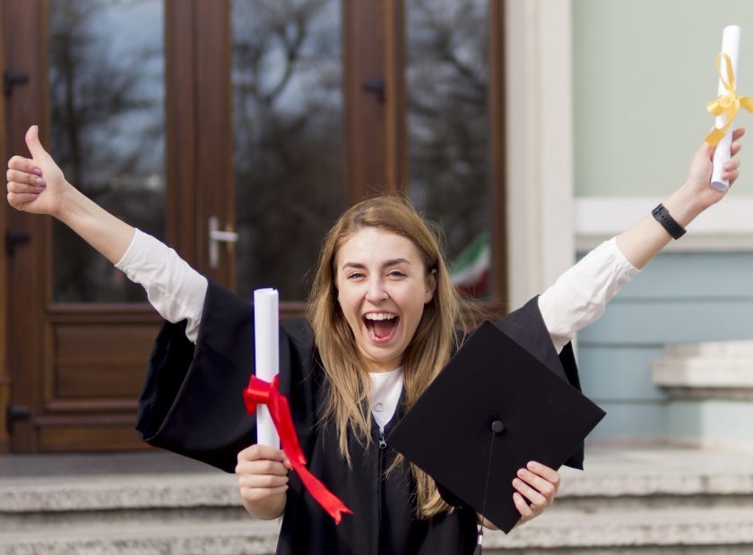 Chica contenta con diploma en la mano