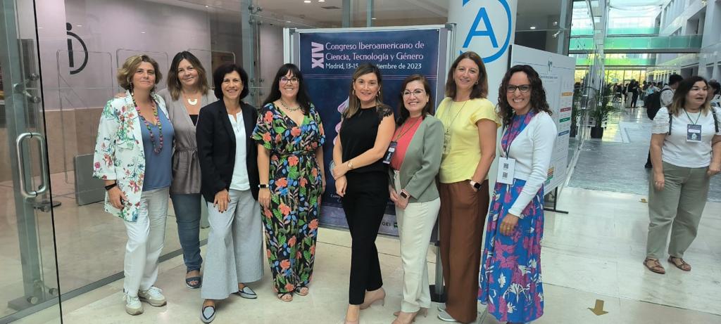 Equipo del proyecto Women@INF en el Congreso Iberoamericano de Ciencia, Tecnología y Género 2023, con la Asesora de Gabinete en el Ministerio de Ciencia e Innovación y Directora de la Unidad de Mujeres y Ciencia.